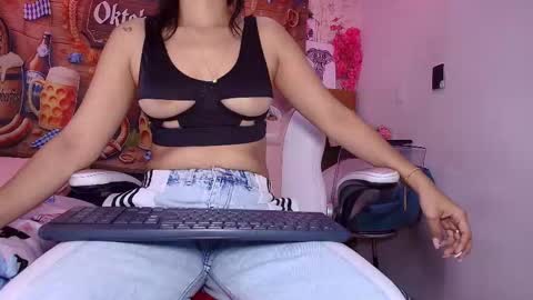 Snapshot of a_aisha chatting on October 2025 11:51:02 AM Aisha online show from October 2025 11:51:02 AM