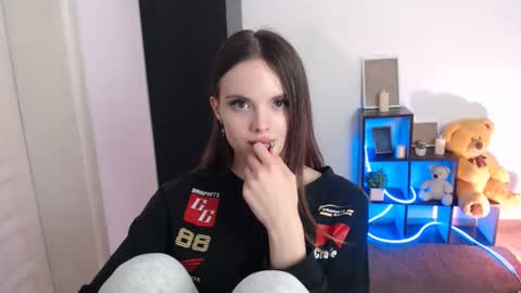 a_ariella_ online show from October 2025 01:26:02 PM