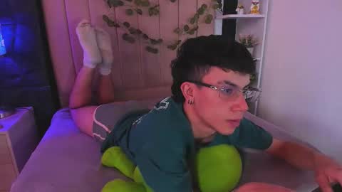 Snapshot of aaron_blink1 chatting on November 2025 03:46:01 PM Aaron online show from November 2025 03:46:01 PM