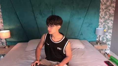 Aaron Ezequiel online show from April 2026 02:16:02 PM