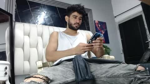 aaron_jones_1 online show from April 2026 08:11:02 PM