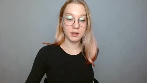 Abby Lovense is active online show from January 2025 12:10:01 PM