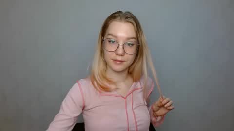 Abby Lovense is active online show from January 2025 12:13:01 PM