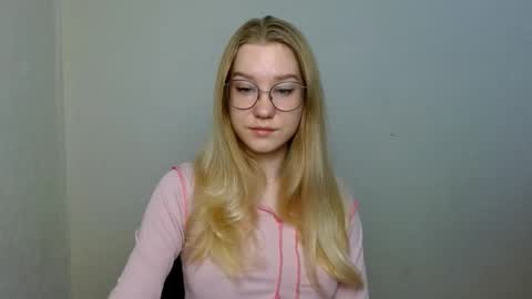 Abby Lovense is active online show from November 2025 11:10:01 AM