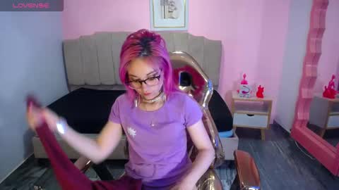 abril_ch_ online show from October 2025 10:38:02 AM