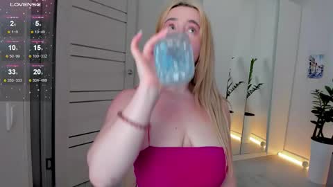 Snapshot of acid_juice chatting on October 2025 09:03:02 PM Anna FANSLY yesacid online show from October 2025 09:03:02 PM