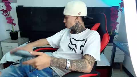 AdamsWalkerr  online show from February 2026 12:23:01 PM