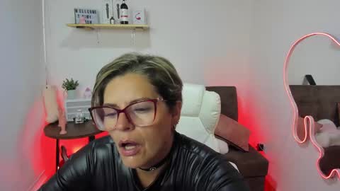 Snapshot of adeellee_ chatting on January 2025 12:18:01 PM adeellee online show from January 2025 12:18:01 PM