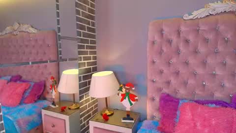 Adelaine online show from December 2025 04:19:01 AM