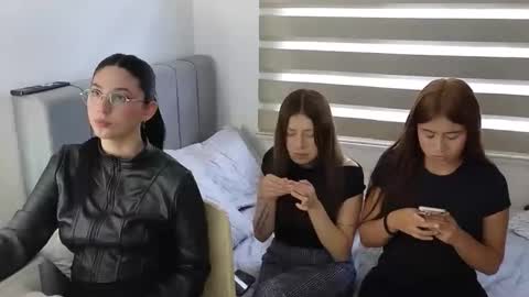 adellein foxx online show from November 2025 03:52:02 PM