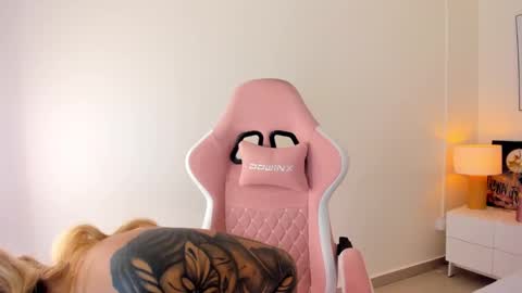 Adriana online show from September 2025 12:18:01 PM