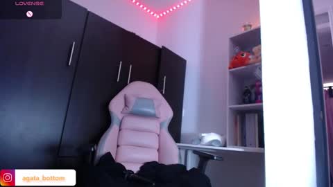 Snapshot of agata_bolton chatting on February 2025 08:48:02 PM Agata online show from February 2025 08:48:02 PM