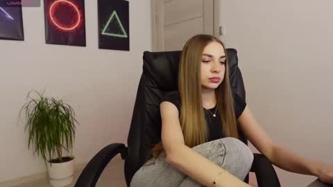 Agelina Lilly Laura online show from February 2025 10:32:02 AM