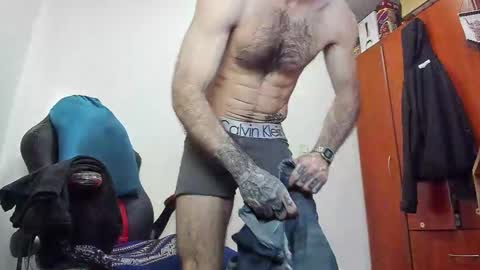 Agustin online show from November 2025 07:34:01 PM