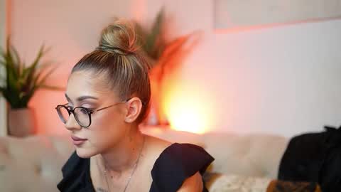  Aileen  online show from October 2025 06:06:01 PM