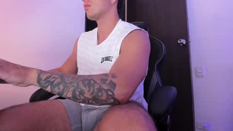 Snapshot of alan_muscle chatting on December 2024 06:10:02 AM Alan online show from December 2024 06:10:02 AM