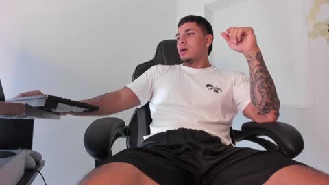 Snapshot of alan_muscle chatting on January 2025 04:53:01 PM Alan online show from January 2025 04:53:01 PM