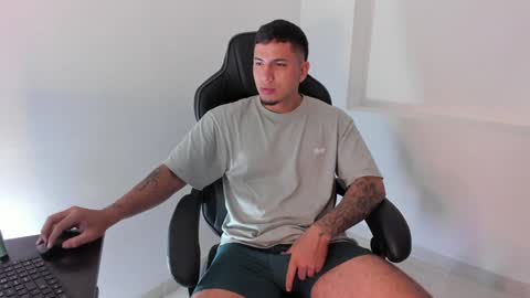 Snapshot of alan_muscle chatting on January 2025 05:16:01 AM Alan online show from January 2025 05:16:01 AM