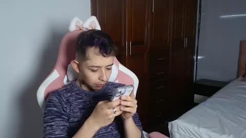 Snapshot of alecadrews_ chatting on September 2025 08:23:01 PM ALEC ANDREWS online show from September 2025 08:23:01 PM