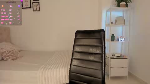 Snapshot of alesay_dreams chatting on July 2026 01:45:02 AM Alesay online show from July 2026 01:45:02 AM