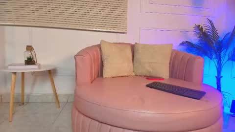 Alejandra  online show from October 2025 04:30:01 PM