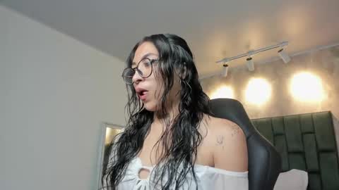 Alessia  online show from April 2026 01:17:02 AM