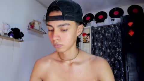 Snapshot of alex_sweet_69 chatting on November 2025 02:13:01 PM Alex online show from November 2025 02:13:01 PM