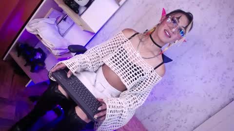 alexaavandercloude online show from April 2026 12:30:02 PM