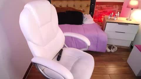 Snapshot of alexamoon__ chatting on February 2025 04:12:02 PM Alexa Moon online show from February 2025 04:12:02 PM