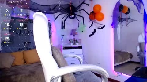 Snapshot of alexamoon__ chatting on October 2025 04:35:02 PM Alexa Moon online show from October 2025 04:35:02 PM