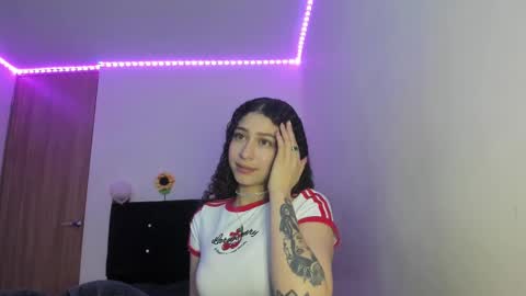 Snapshot of alice_martinez_ chatting on February 2025 08:14:01 AM alice and amber online show from February 2025 08:14:01 AM