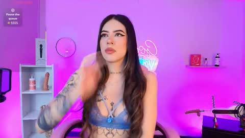 Snapshot of alicee_vixen chatting on October 2025 12:27:02 PM Alice online show from October 2025 12:27:02 PM