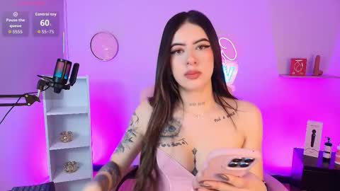 Snapshot of alicee_vixen chatting on October 2025 12:20:01 PM Alice online show from October 2025 12:20:01 PM