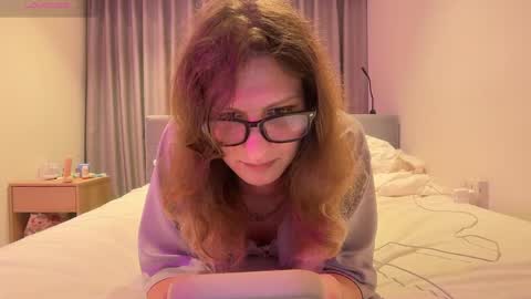 Snapshot of alicepinkhead chatting on May 2026 09:28:01 AM AlicePinkhead online show from May 2026 09:28:01 AM