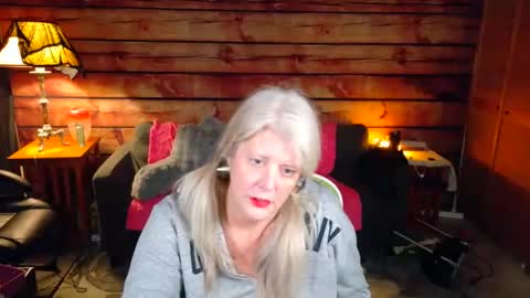 Snapshot of alicescuriosity chatting on October 2025 03:29:02 AM Alices Curiosity online show from October 2025 03:29:02 AM