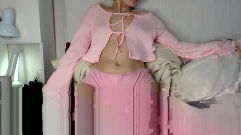 Snapshot of alien_art_lover chatting on May 2026 06:23:02 PM Mia online show from May 2026 06:23:02 PM