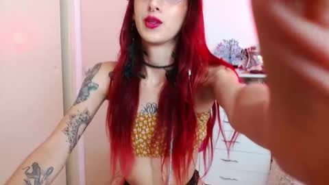 alissesallie_ online show from November 2025 11:48:01 PM