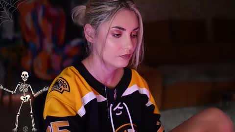 Snapshot of alliesynns chatting on October 2025 11:20:02 AM Allie online show from October 2025 11:20:02 AM