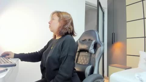 ALMA FENIX  online show from September 2025 12:21:01 PM