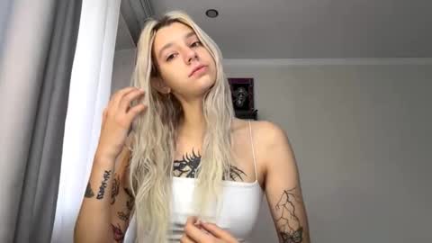 Snapshot of almetazorc chatting on October 2025 10:32:02 AM Arina online show from October 2025 10:32:02 AM