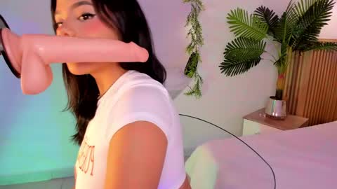 aly_leee online show from April 2026 06:23:01 PM