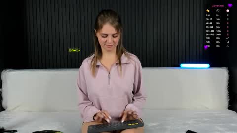 Alena online show from October 2025 02:32:02 PM