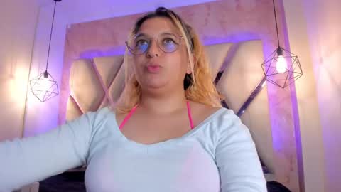 Snapshot of amalia_rosse_ chatting on January 2025 08:20:02 AM Amalia Im Back See you soon this January 7 at 10 pm Colombia time online show from January 2025 08:20:02 AM