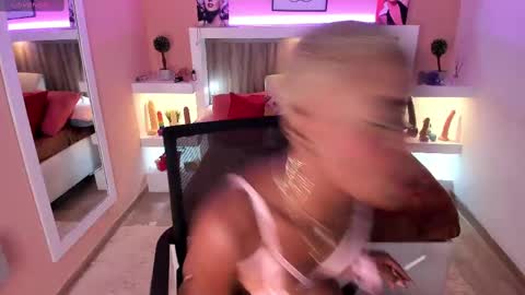  A M A N D A  online show from February 2025 01:41:01 PM