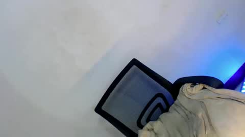 Snapshot of amayahugecock69 chatting on March 2025 01:37:01 AM Annika 25yrs old online show from March 2025 01:37:01 AM