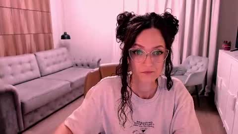 Snapshot of amazingeyes89 chatting on June 2026 11:24:02 AM Izza online show from June 2026 11:24:02 AM
