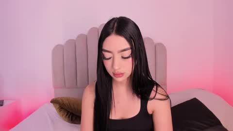 ambarevans_ online show from November 2025 11:44:01 AM