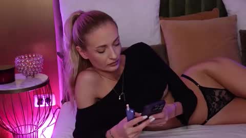 Amelia online show from September 2025 05:22:01 AM