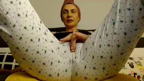 AME  or  Amelia online show from October 2025 11:16:01 PM