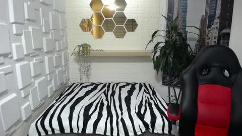 Amell Thomson online show from February 2025 11:42:01 AM